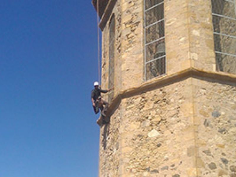 Poniendo luces en el campanario de una iglesia