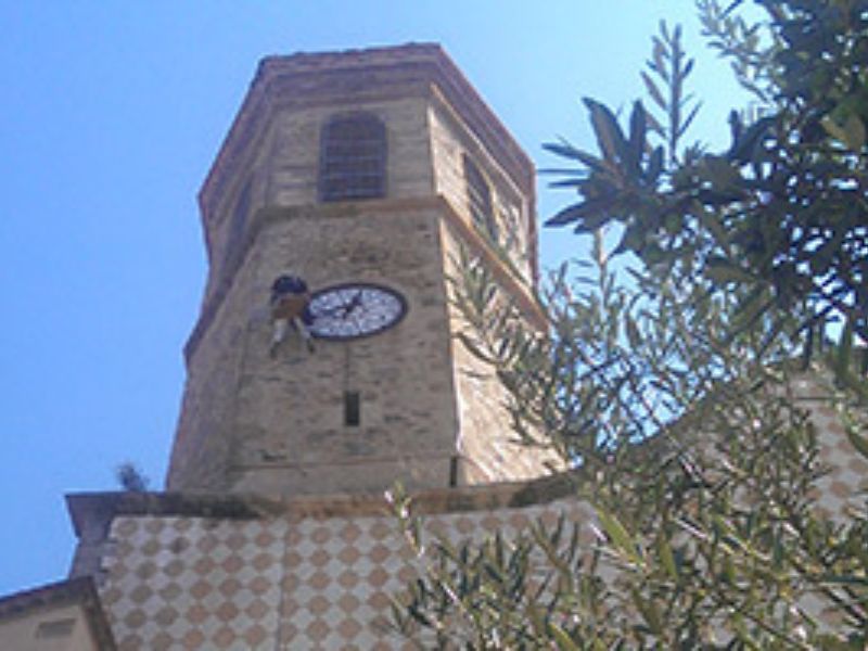 Poniendo luces en el campanario de una iglesia