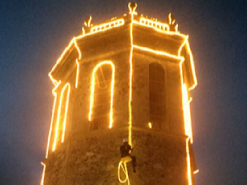 Colocación de las luces de ornamentación en el campanario