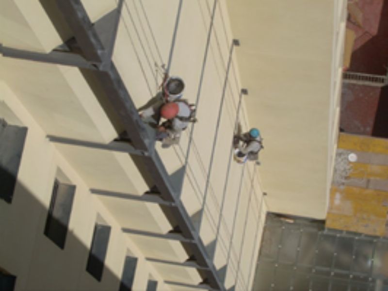 Trabajos de mantenimiento en un edificio de gran altura